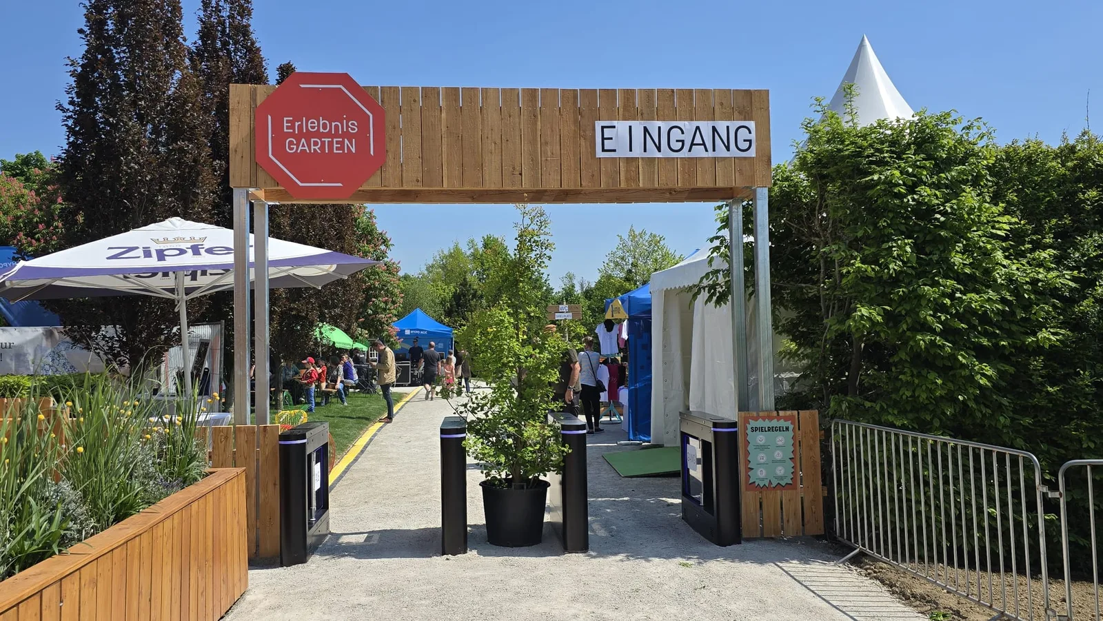 Speedgates im Eingangsbereich eines kontrollierten Standorts
